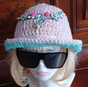 Biżuteryjny kapelusik szydelkowy wiosenno-jesienny dla pań 