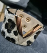 Szeroka nowoczesna bransoletka z literką V 