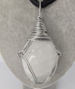 Kamień księżycowy selenit naturalny rękodzieło biżuteria wisiorek unikat