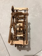 Ugears mechaniczny model puzle drewniane złożony