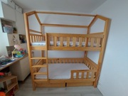 Łóżko piętrowe domek 2 szuflady 2 materace Rucken sosnowe lakierowane
