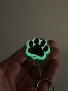Brelok do kluczy z grawerem świecący w ciemnosci (fosforyzujacy) Pies Łapka