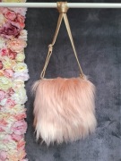 Różowa futrzana torebka na ramię