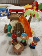 Domek piratow z trzema figurkami.