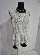 Biała koronkowa bluzka z baskinką Vero Moda