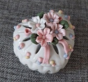 PORCELANOWA SZKATUŁKA SERCE Z KWIATOWYM MOTYWEM – IDEALNA NA PREZENT