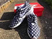 Nike Roshe NM QS 'Polka Dot' granatowo-białe. 