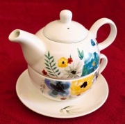 imbryk na herbatę z filiżanką i talerzykiem. Gratis Herbata