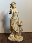 Figurka kobiety przy telefonie romantyczna Shudehill 19,5 cm 