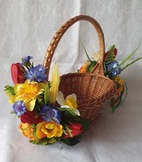 Średni koszyk, koszyczek wielkanocny z przybraniem w żywych kolorach