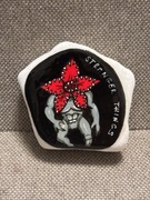 Stranger Things, magnes na lodówkę, malowany kamień