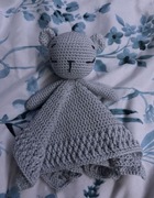 Własnoręcznie robiona na szydełku maskotka dla niemowlaka szary miś