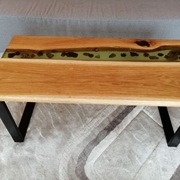 Stół kawowy z dodatkiem żywicy