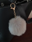 breloczek brelok z pluszowym pomponem puszysty futerko futrzany szary