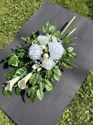 Wiązanka stroik na grób cmentarz kompozycja obciążona biała chryzantema