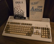 AMIGA 1200 z 2 książkami.