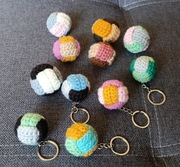 Brelok do kluczy kolorowa piłka - szydełko