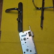 klamki z zamkiem  do drzwi wejsciowych  łazienkowych 