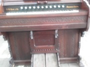 Zabytkowa fisharmonia 