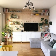 Peg board wall - ściana ze sklejki z półkami