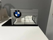Miniaturowy Salon BMW 1:64 Hot Wheels Majorette
