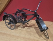 Metalowy rower retro z koszykiem – dekoracja loft vintage, rękodzieło