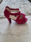 Piękne  buty na obcasie w kolorze fuksji