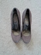 Buty na słupku Mustang r.38