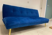 Granatowa sofa rozkładana welurowa na złotych nogach