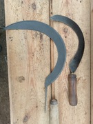 2 kosy z sygnaturami