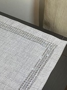 Piękny szaro-srebrny bieżnik