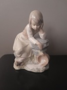Figurka porcelanowa Lladro Nao z 1992 r. "Smutna nad rozlanym mlekiem"