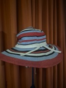 Kapelusz plażowy czerwono biało granatowy