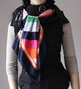 Piękna satynowa duża chusta w kolorowe pasy