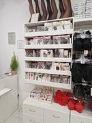 Wisząca szafka ekspozycyjna na rajstopy