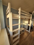 Piętrowe łóżko dla dziecka.