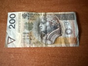 Banknot 200zł z 1994 roku z rosnącą czcionką numeru seryjnego.