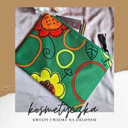 Kosmetyczka w kwiaty na zielonym