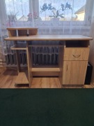 Solidne biurko komputerowe z nadstawką – Dąb Sonoma – Stan Bardzo Dobry!