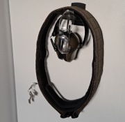 Uchwyt na pas, słuchawki okulary