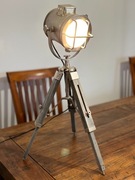 Stara, retro, srebrna, stojąca lampa biurkowa z regulowanym statywem