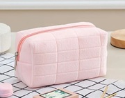 Śliczna różowa kosmetyczka na zamek