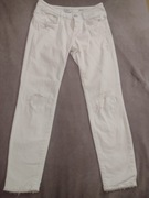 Białe jeansy marki Closed