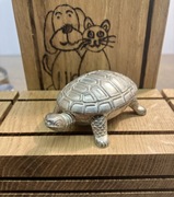 pojemnik na tabletki kształt zolwia koloru srebrnego z miejscem na pincetę 