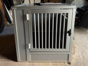 Klatka do przewożenia zwierzaka w bagażniku samochodu