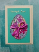 Kartka wielkanocna ręcznie malowana z pisanką z kwiatami i wstążką