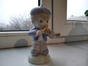 Porcelanowa figurka Chłopiec Skrzypek piękny prezent na chrzciny