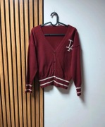 Bordowy sweter na guziki z napisem i paskami 