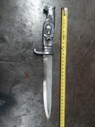 2) nóż z metalową rękojeścią 