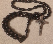 Różaniec drewniany z Watykanu. Naszyjnik. PREZENT dla Babci. Maj 2025(T).